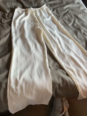Satin byxor från Gina tricot - Satin byxor från Gina tricot, vita. Strl 36 har blivit försmå för mig. Modellen är rak inköpta förra sommaren. Otroligt fina men för små nu.
