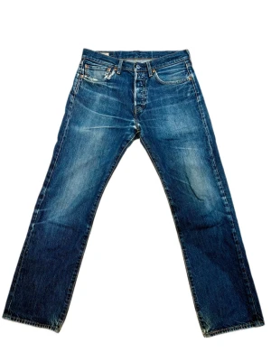 Levis 501 - Riktigt schyssta jeans ifrån Levis. I storleken 31/30. Snygga slitningar och wash. Bara att hör av sig vid frågor eller funderingar