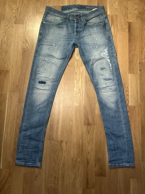 Dondup George  - Säljer ett par ljusblå jeans från Dondup med skinny fit och slitningar på både fram- och baksida. Jeansen har klassisk femficksmodell, snygga detaljer på bakfickan och är tillverkade i denim med en skön stretch. Perfekta för en trendig och avslappnad look. Priset går att diskutera 🙌🙌