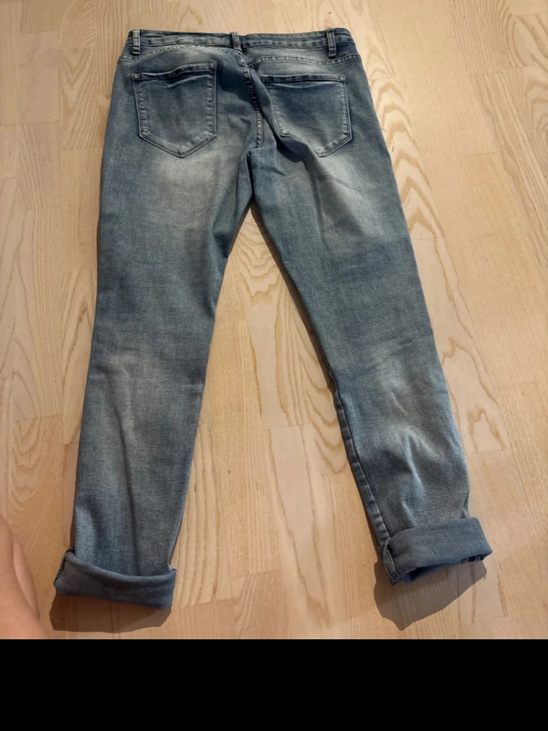 Blå jeans med blommor och fjärilar - 1