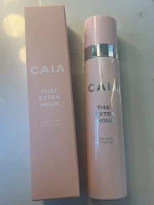 Caia setting spray  - Caia setting spray som jag använt några gånger! Bild nummer två är det ett svart sträck och under det hissar de hur mycket det är kvar av produkten💕