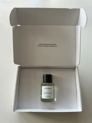 ESSNCE Forever June Eau de Parfum - ESSNCE nya doft Forever June 🍓🩷Har endast provat så flaskan är principt full. 