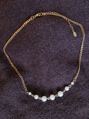 Vackert handgjort halsband med pärlor  - Material-rostfritt stål. Liknande Maria Nilsdotters smycke.✏️Beteckningen för rostfritt stål – 201 – en lägre klass, kan reagera snabbare med vatten, parfymer och oxidera.#19
