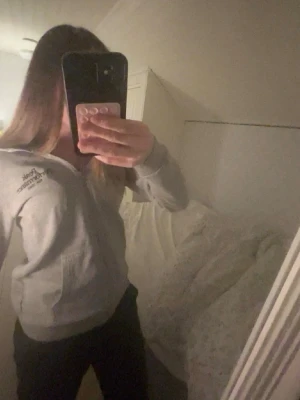 Grå hoodie från Peak Performance - En hoodie från Peak performance som har dragkedja! Den är i jättebra skick och har knappt använt den💕KÖP DEN NU SÄLJER FÖR JAG BEHÖVER PENGAR!!!