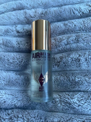 Charlotte Tilbury Airbrush Setting Spray 34ml  - Setting spray från Charlotte tilbury Airbrush Flawless Setting Spray ger en fräsch känsla och hjälper sminket att hålla hela dagen. Perfekt för att fixera din makeup och ge en naturlig glow💗