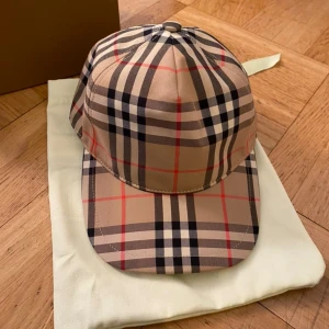 Burberry keps - Säljer en helt ny och oanvänd burberry keps. Box medföljer. Pris kan diskuteras vid snabbaffär.