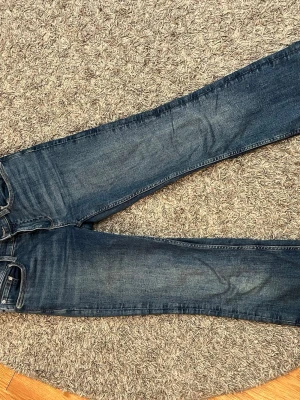 Mörkblå jeans från Gina - Säljer ett par mörkblå jeans från Gina Tricot. De är i storlek 34. Inköpta för 400kr, säljes för 100kr men pris går att diskuteras💕