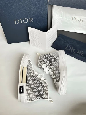 DIORcpnverse - .