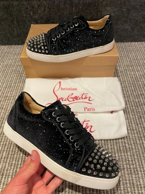 Christian Louboutin skor - Hej, säljer nu dessa svin snygga Loubs skor. Skorna är nyskick!  Begränsat antal boxar och dustbag. Hör av dig vid frågor. Size 37,5