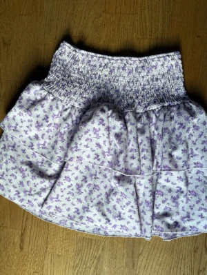 Volang kjol  - Jätte söt kjol från Gina tricot. Skriv om du undrar nägot🤗