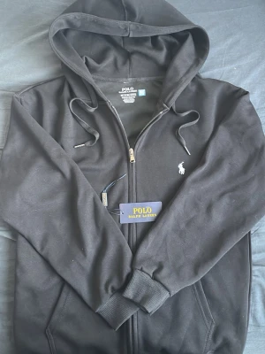 Polo ralph lauren zip - Polo zip använd en gång bara men den är ny stick inga konstigheter med den la lite parfym på koftan när jag använde den 
