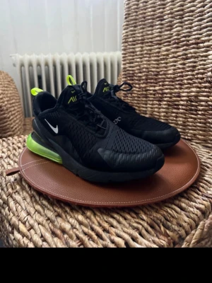 Nike 270 - Bra skick storlek 43 kom med frågor eller prisförslag 