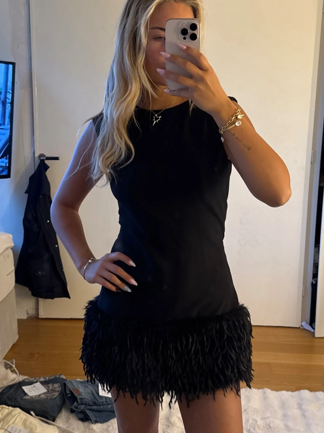 Svart kort klänning med fjädrar