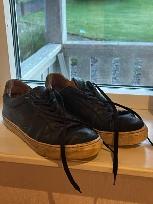 GOATLANE golfskor - Svarta äkta läder golfskor för sig som gillar en mer classic look😁Golfskorna är från goatlane, men kan också användas som vanliga ”grisch” skor. Dem är synligt använda men jag putsar till dem innan frakt😇 Är i storlek 39!