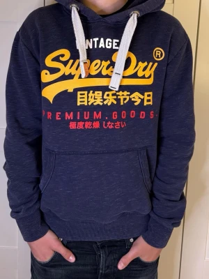 Vintage Superdry hoodie - Mörkblå hoodie från Superdry. Den är i väldigt bra sick och skön. Den är också vintage. Perfekt hoodie om man gillar Superdy