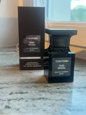 Tom Ford Oud Wood EDP 30ML - Säljer min Tom Ford Oud Wood Eau de Parfum.  En av Tom Fords mest uppskattade dofter med en mjuk blandning av oud, tränoter och lätt kryddighet. Ren, elegant och lättburen jämfört med många andra oud-dofter.  • 30ML flaska • Del av Tom Ford Private Blend-serien • Tidlös och elegant signaturdoft • Skick enligt bilder