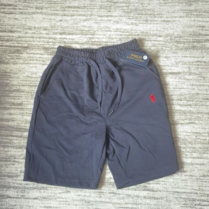 Blåa Polo Ralph Lauren shorts  - Tja säljer ett par mörkblåa Ralph lauren shorts i storlek 14-16. Priset är it fast så skicka prisförslag😁