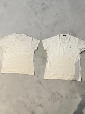 Vit t-shirt från Polo Ralph Lauren - Vit t-shirt från Polo Ralph Lauren med klassisk liten marinblå logga broderad på bröstet. Skriv vid fler frågor🙌