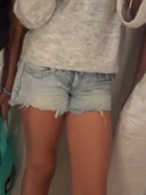 Gina tricot 146 - Jeans shorts från Gina Young i storlek 146. Man kan spänna in och ut shortsen i midjan❣️