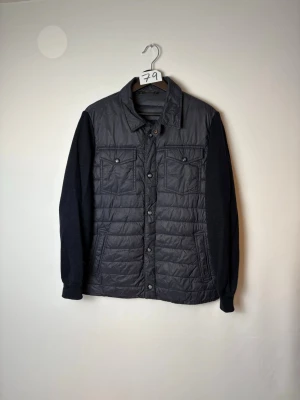 Massimo dutti cardigan  - Perfekt till sommaren, skicket är bra utöver lite färg som lossnat på knappar, storlek M 