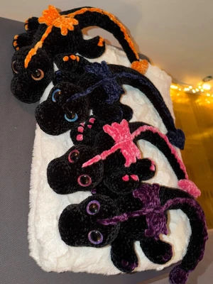 Fyra stora drakar - Här är din beställning av fyra stora drakar❤️🫶🏼 Dom är alla 60cm långa och virkade med garn av Rusta som heter Klara och garn från Niimo som heter Alfred❤️❤️ 