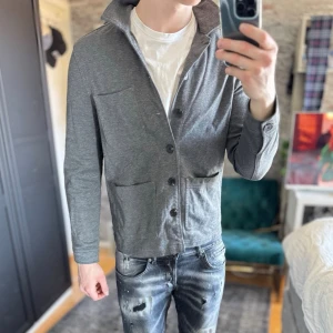 Overshirt - Mycket bra skick, inga defekter! Storlek M sitter S, Passar dig som är mellan 170-180cm ungefär. Modellen är 185 cm, 75kg. Passar bra nu till våren! Skriv för mer information!🤝