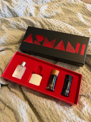 Armani parfymset med tre dofter - Snyggt parfymset från Armani med tre miniflaskor:  Acqua di giò (5ml), Armani Code (4ml), Armani Code Profumo (4ml) som aldrig använts. Perfekt för dig som vill testa dem