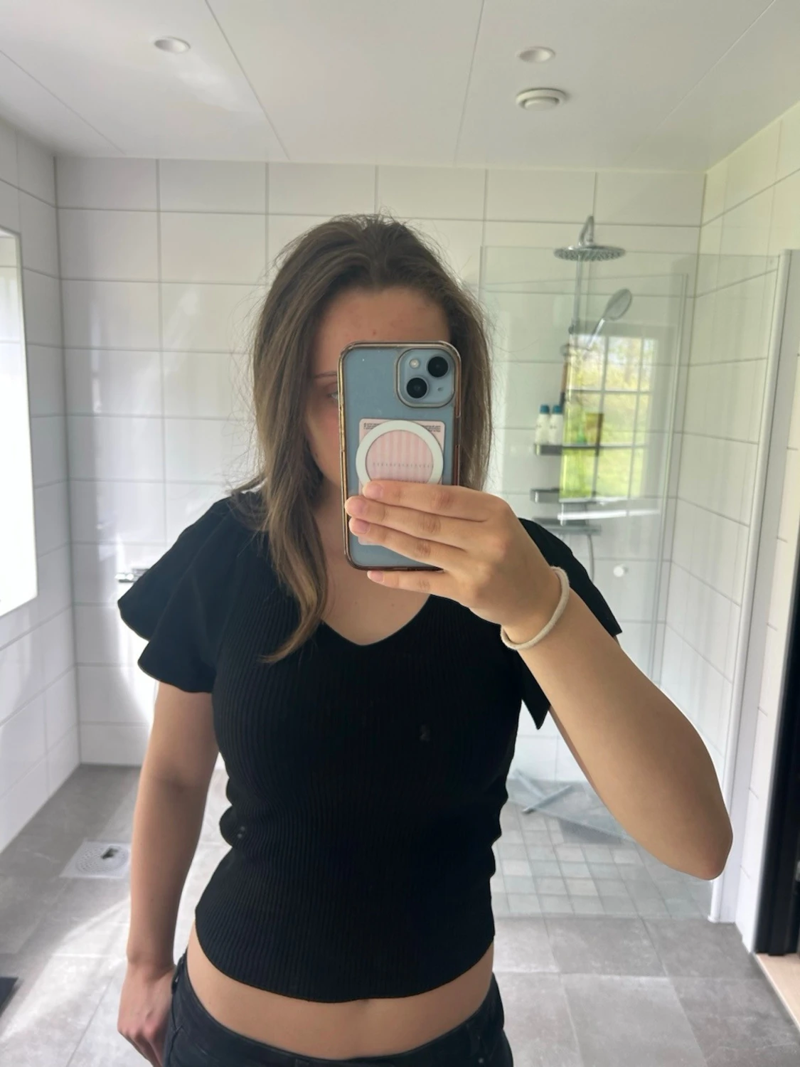 Svart ribbad topp med v-ringning