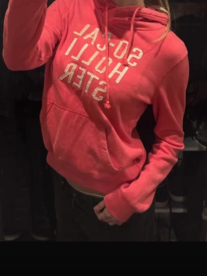 Rosa hoodie från Hollister - Snygg rosa/korallfärgad hoodie från Hollister. Storlek L men sitter som en M. I mycket gott skick! 💕