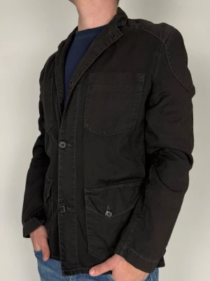Hugo Boss Jacka - Storlek M passar S/M  Färg: Svart  Nypris: ca 1500-2000kr  Skick: Okej (normalt slitage)  Prisvärt alternativ med mycket kvar att ge