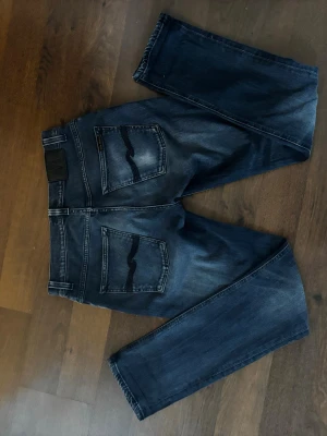 Nudie jeans, grim Tim  - Mörkblå nudie jeans, storlek W32 L34, borde passa dig som är runt 180, grim Tim, inga deflekter eller liknande