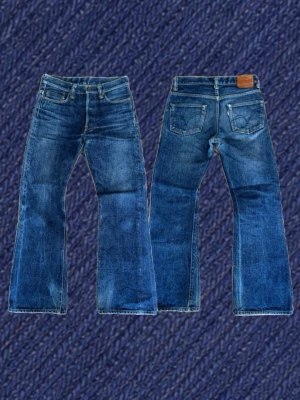 Selvedge bootcut samurai jeans  - Tjena!  📍Säljer nu ett par Selvedge bootcut samurai jeans!  📍Har ett hål vid sidan av vänster ben (se bild) men inget som märks vid användning!  📍Storlek: 30/36 men utgå ifrån måtten  📍Mått: midja: 38cm längd: 100cm lår: 23cm benöppning: 23cm   📍Fråga gärna frågor och priset kan såklart diskuteras!