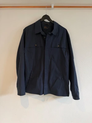Mörkblå overshirt från Signal - Stilren mörkblå overshirt från Signal Nordic Brand.Väldigt bra skick som ny. Endast använd fåtal gånger.Nypris 1700kr mitt pris 799