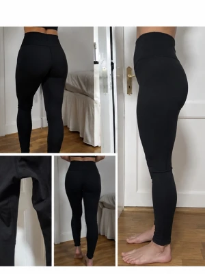 Svarta höga leggings med tight passform - Snygga svarta leggings med hög midja och tight passform. De är helt släta utan synliga detaljer eller mönster, perfekta till både träning och chill. Mjukt och stretchigt material som sitter skönt mot kroppen.