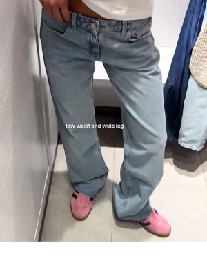 Zara jeans - Populära Zara jeans! Jag köpte de helt nya ifrån Plick men de passade tyvärr inte mig. Jag har tagit av prislappen när jag testade de men de är fortfarande helt oanvända endast testade!