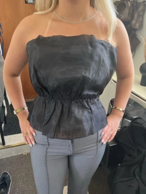 Ny svart bandeau festlig topp i storlek M - Svart bandeau topp i storlek M från Bik bok. Ny med prislapp