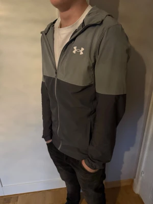 Under armour windbreaker  - Sälje en under armour windbreaker🔥| storlek: S |  i fint skick | hör av er om ni har några funderingar😁priset är inte hugget i sten
