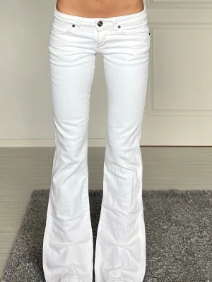 Wrangler jeans - Midjemått: 32cm rakt över, innerbenslängd: 75cm 💗