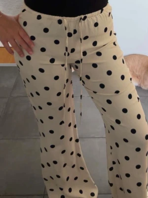 Beige prickiga byxor - Helt nya satin byxor. Sälja pga tappat bort kvitto. .