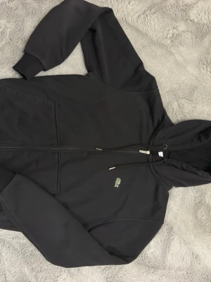 Svart zip-hoodie från Lacoste - Mycket bra skick