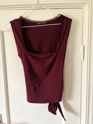 Vacker rygglös topp med spets detaljer❣️ -  Supervacker topp med knyt i ryggen , Endast använde en gång🫶🏻 Går att styla på massor olika sätt med knytet i ryggen, Hör av dig om det finns frågor❣️