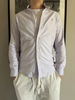 Skjorta från Ralph Lauren - Skjorta från Ralph Lauren! Modellen är 183 cm och väger 75 kg. Säljes i befintligt skick (Skick: 9/10) Storlek: XS