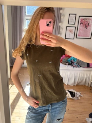 T-shirt med pärlor - Olivgrön t-shirt i storlek M med pärlor💕