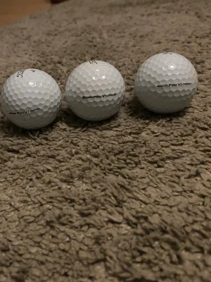 3 vita golfbollar Titleist Pro V1 - Tre vita golfbollar av modellen Pro V1 från Titleist. Klassisk rund form med dimple-mönster för optimal flygprestanda. Perfekta för dig som vill ha bra känsla och kontroll på golfbanan. 