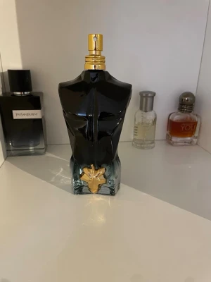 Jean Paul Gaultier Le Beau Parfum 125ml - Jpg le beau parfym 125ml, jag har använt ungefär 10ml av den. Vid några frågor är det bara att höra av sig!