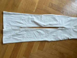Flare tröningstights  - Nästan helt oanvända vita/cremefärgade träningstights! Man viker ner midjan 