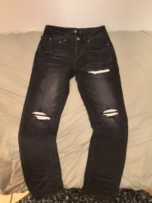 Size 30 Amiri jeans MX-1 skinny/slim fit - 🔥 Trendiga svarta jeans med exklusiv vibe och riktigt snygga slitna detaljer. Perfekt slim fit som formar sig bra och ger en clean men samtidigt edgy look. Den mörka färgen gör att de passar till allt — från basic tees till sneakers och jacka. Ett par jeans som direkt lyfter outfiten och ger den där moderna streetstyle-känslan. 👖✨ priset kan diskuteras, allt ksn diskuteras de är bara o skriva.