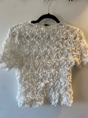 Vit kortärmad topp med knutdetaljer - Topp från Vero Moda, använts fåtal gånger🥰