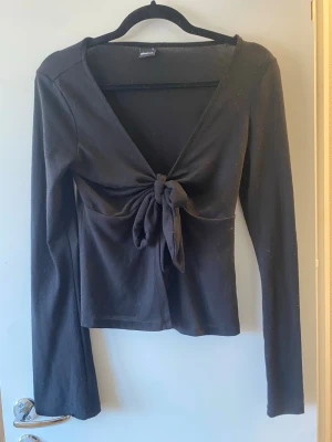 Svart långärmad topp med knyt Gina Tricot - Svart långärmad topp från Gina Tricot🥰