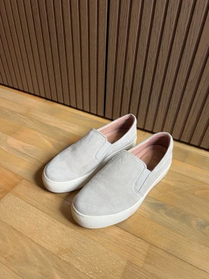 Ljusa sneakers i mocka Dasia - Skor från Dasia i beige mocka, skorna är bara provade och använda vid ett fåtal tillfälle